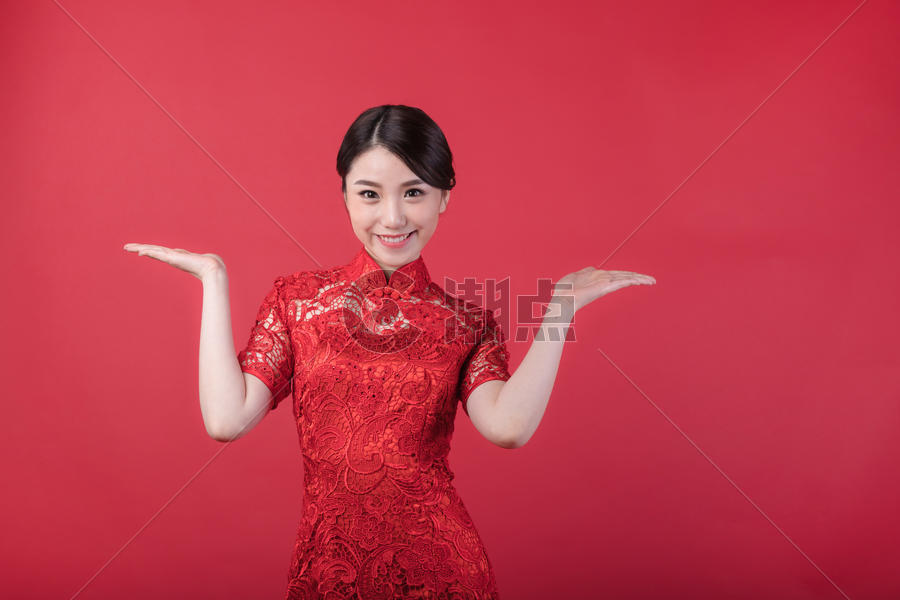 新春旗袍美女手托展示图片素材免费下载