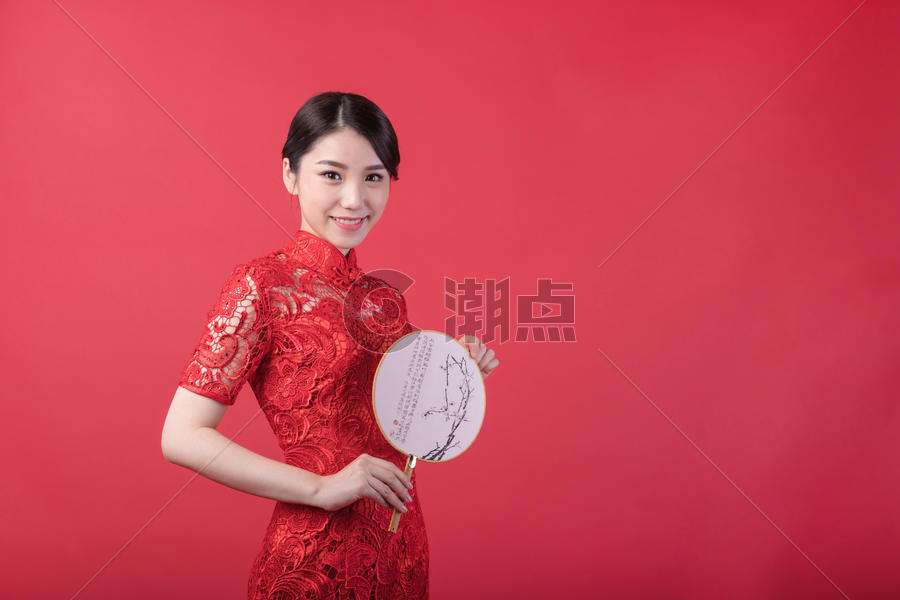 新春手持团扇的东方美女图片素材免费下载