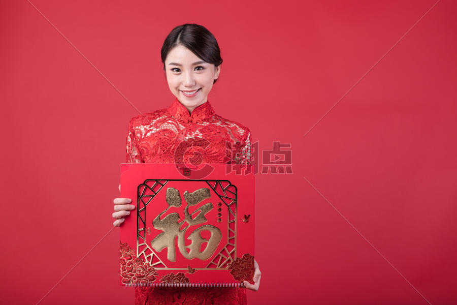 春节穿旗袍的女孩手拿福字图片素材免费下载