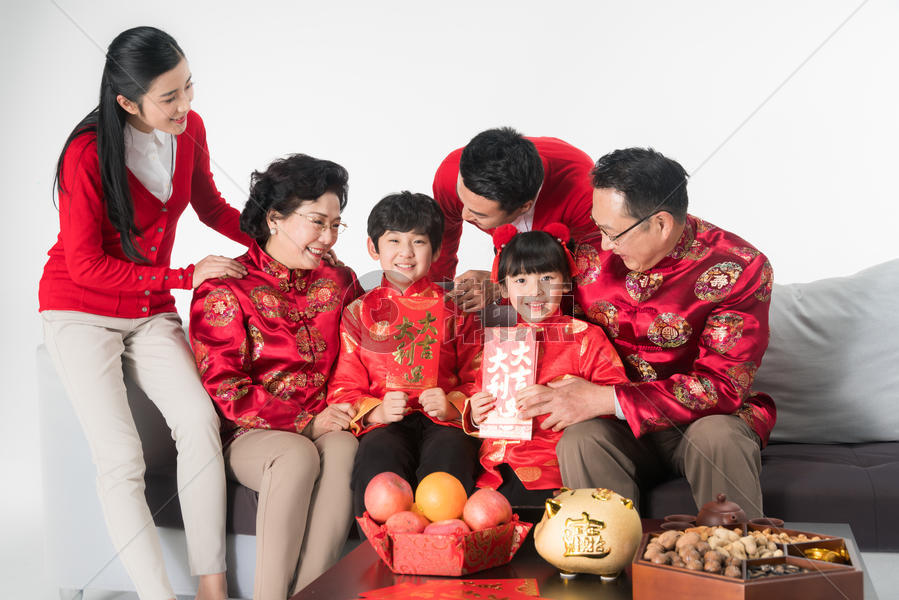 春节全家人客厅团聚图片素材免费下载