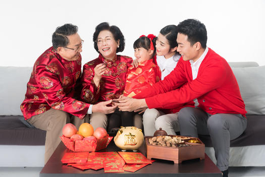 春节全家人客厅团聚图片素材免费下载