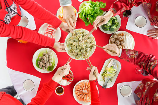 餐桌上家人吃饺子图片素材免费下载