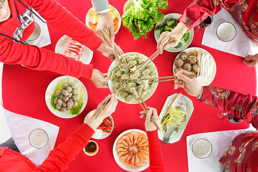 餐桌上家人吃饺子图片素材免费下载