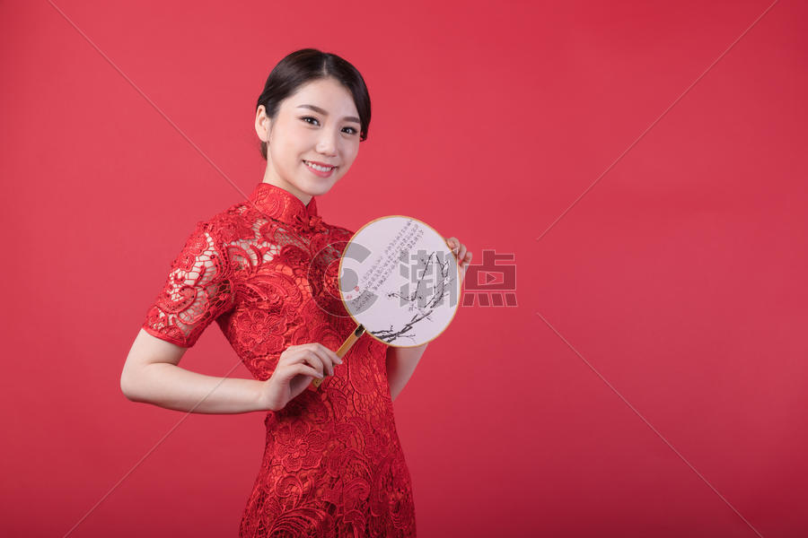 新春手持团扇的东方美女图片素材免费下载
