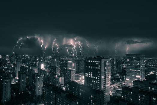 闪电下的城市夜景图片素材免费下载