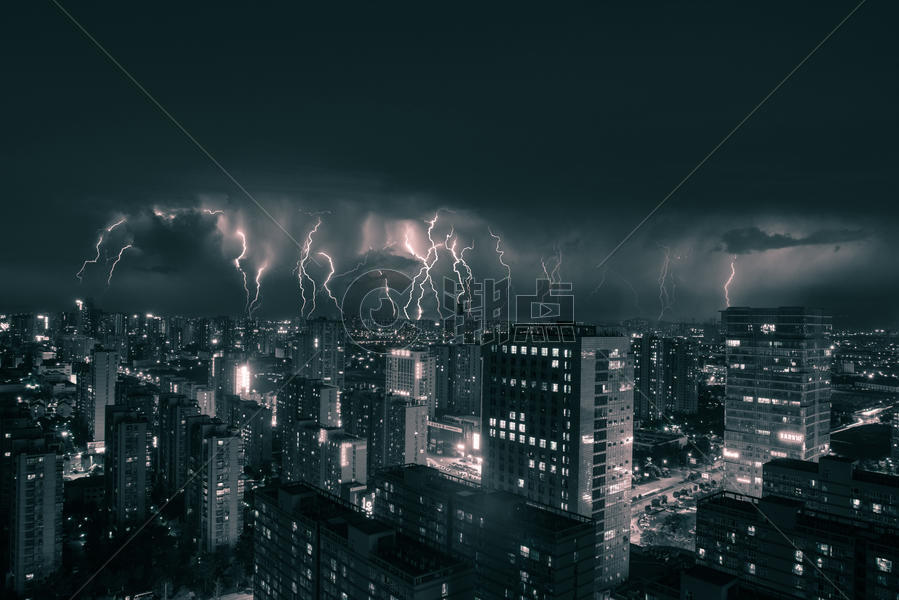 闪电下的城市夜景图片素材免费下载
