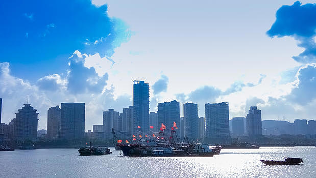 城市岸边江河湖海中的船舶图片素材免费下载
