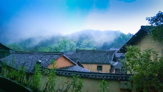 云雾环绕的小山村图片素材免费下载