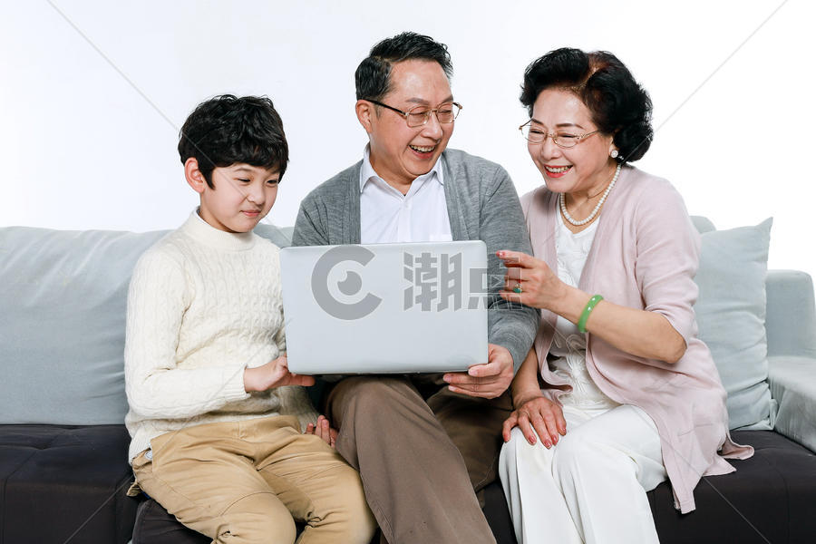 老人和孙子在沙发上玩电脑图片素材免费下载