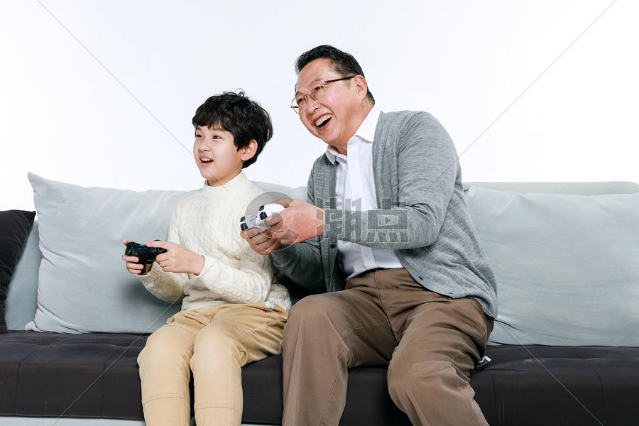 老人和孙子玩游戏图片素材免费下载