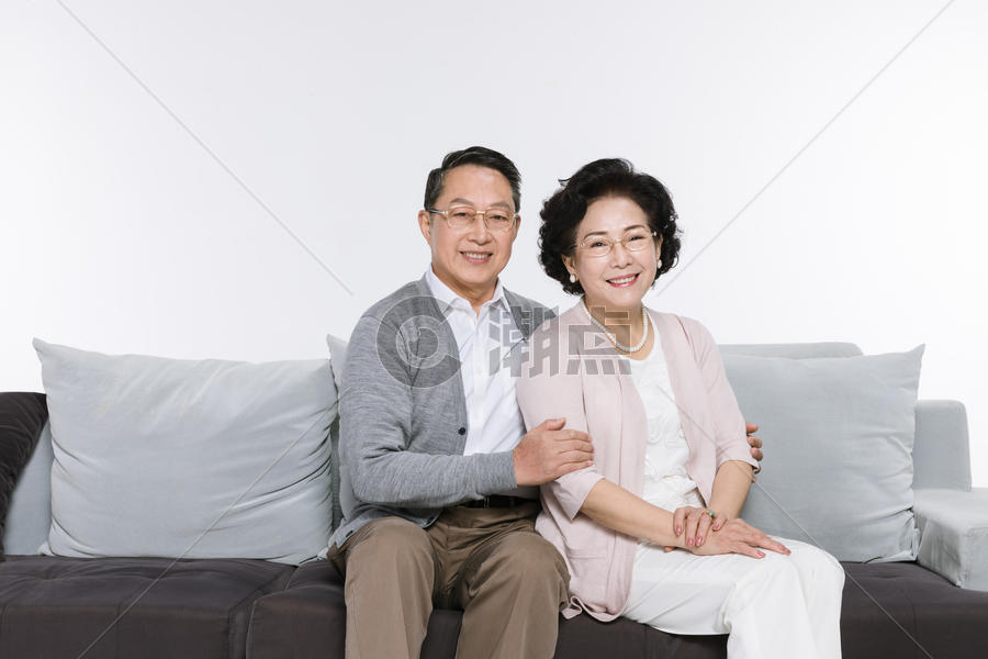 坐在沙发上幸福的老年夫妻图片素材免费下载