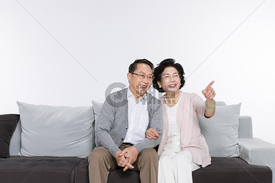 幸福的老年夫妻在看电影图片素材免费下载