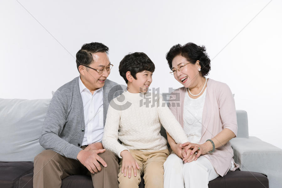 爷爷奶奶和孙子在一起图片素材免费下载