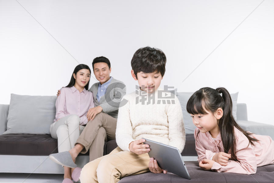 兄妹看平板电脑父母陪伴图片素材免费下载