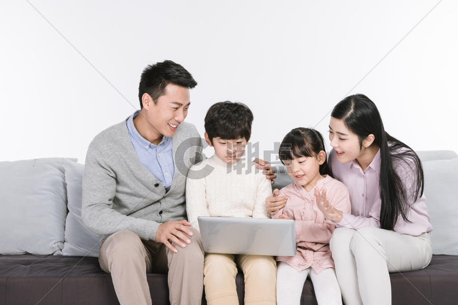 一家人看笔记本电脑 图片素材免费下载