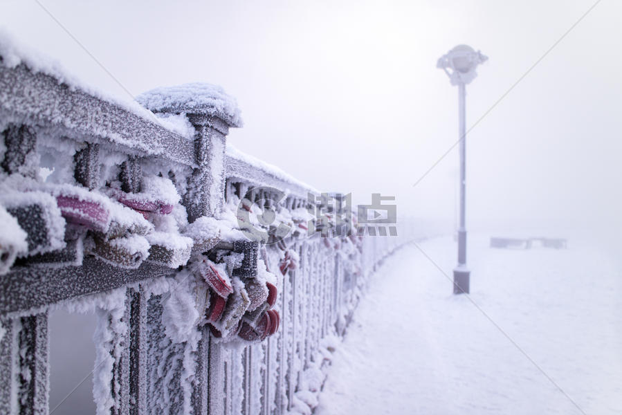 冬天雪中的爱情同心锁图片素材免费下载