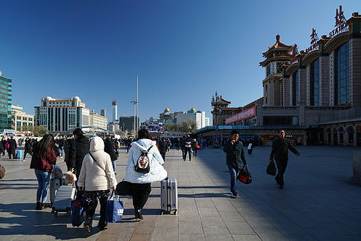 北京站坐火车回家的人们图片素材免费下载