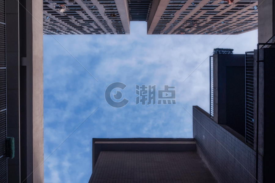 高楼大厦包围的天空图片素材免费下载