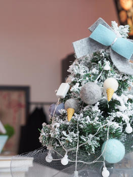 桌上的装饰圣诞树图片素材免费下载