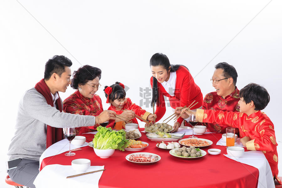 一家人新春一起吃饺子图片素材免费下载