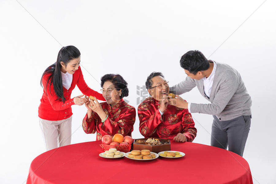 中秋节一家人一起过节吃月饼图片素材免费下载