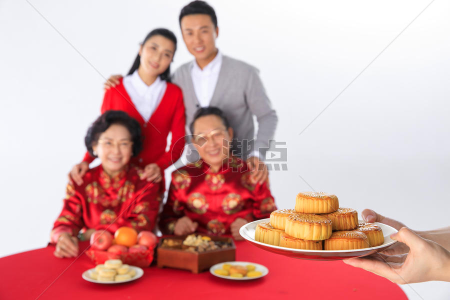 中秋节一家人一起过节吃月饼图片素材免费下载