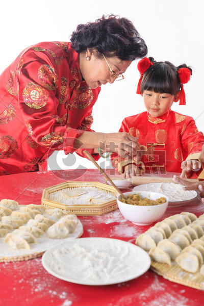 新年一家人包饺子图片素材免费下载