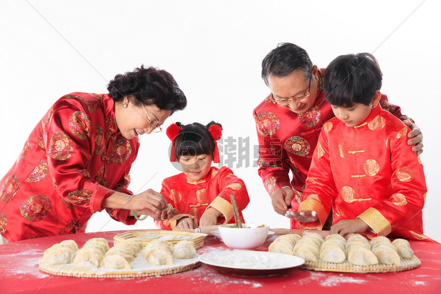 新年一家人包饺子图片素材免费下载