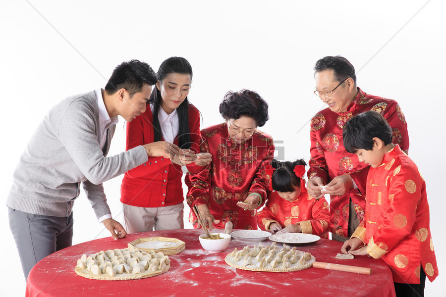 新年一家人包饺子图片素材免费下载