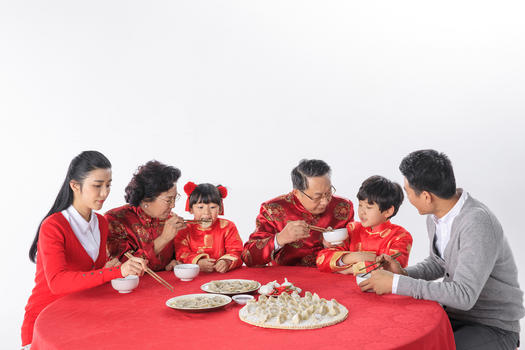 年夜饭幸福一家吃饺子图片素材免费下载