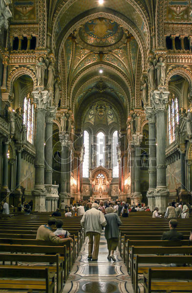 法国里昂富维耶圣母堂携手的老人图片素材免费下载