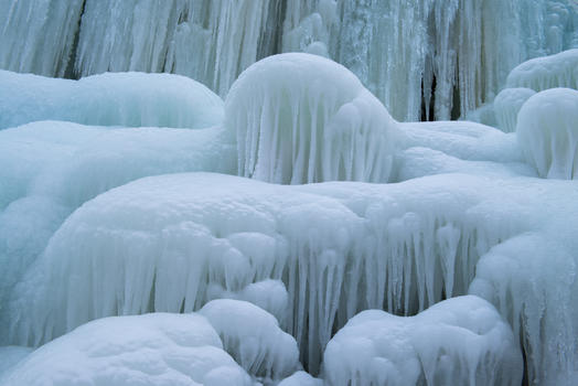 寒冷冬季里的冰瀑雾凇图片素材免费下载
