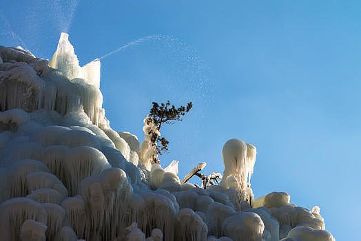 寒冷冬季里的冰瀑图片素材免费下载