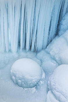 寒冷冬季里的冰瀑积雪图片素材免费下载