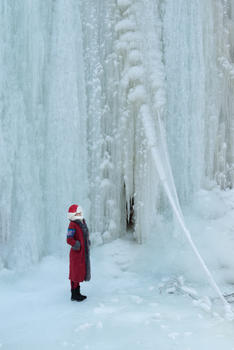 寒冷冬季里的冰瀑图片素材免费下载