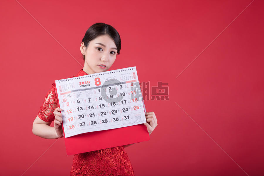 新春手持日历的东方美女图片素材免费下载