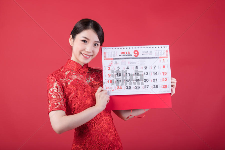 新春手持日历的东方美女图片素材免费下载