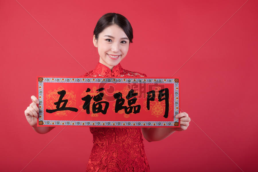 春节手拿五福临门的美女图片素材免费下载