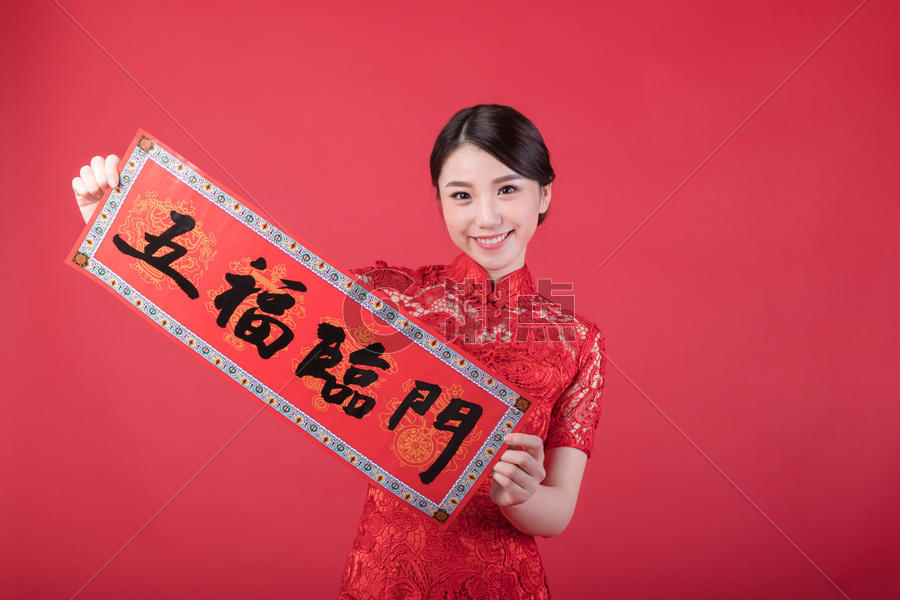 春节手拿五福临门的美女图片素材免费下载