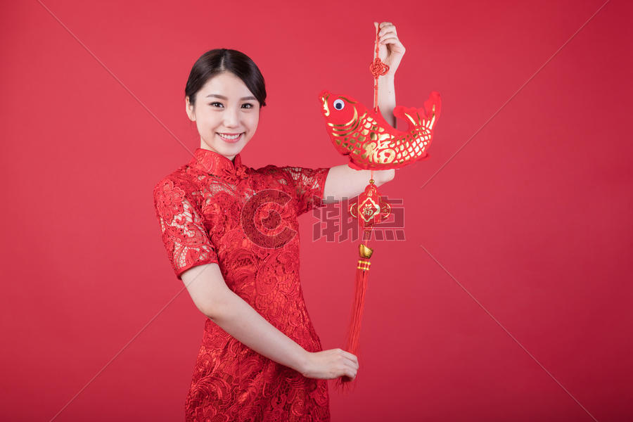 春节手拿福鱼的美女图片素材免费下载