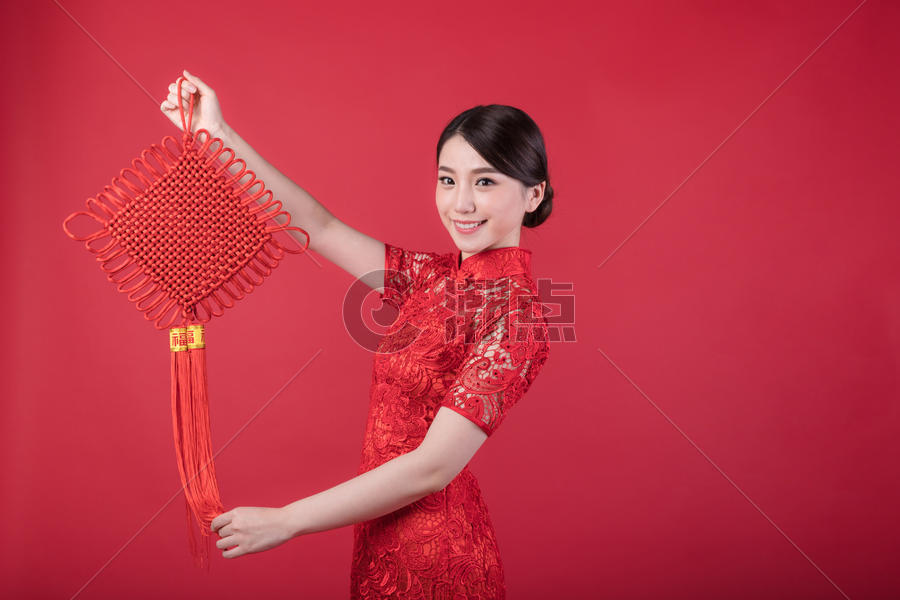 春节手拿中国结的美女图片素材免费下载