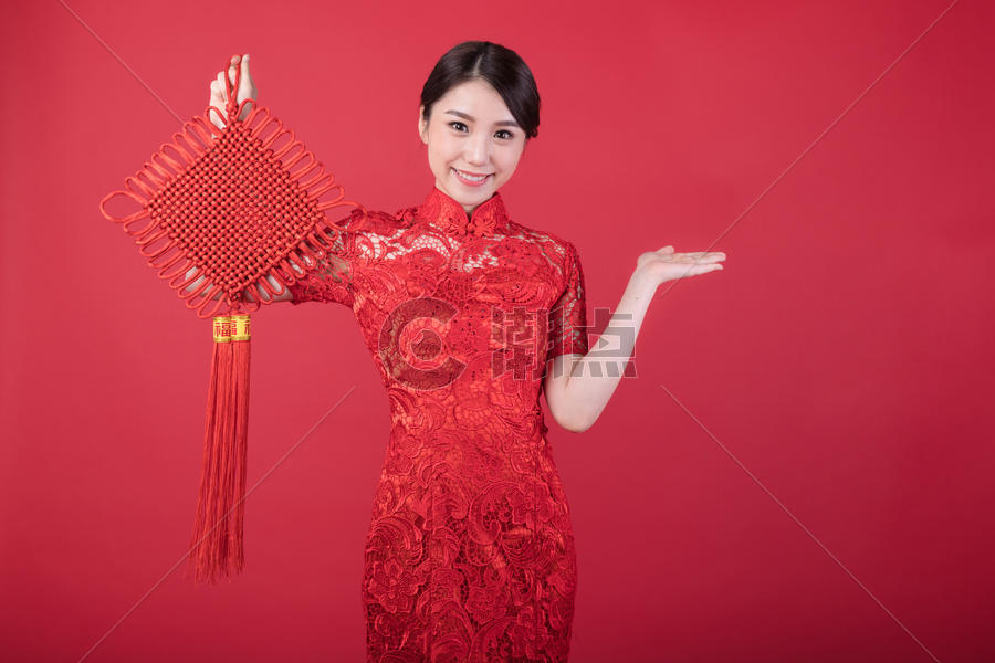 春节手拿中国结的美女图片素材免费下载