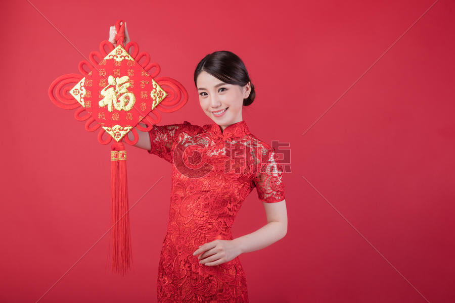 手拿福字中国结的美女图片素材免费下载