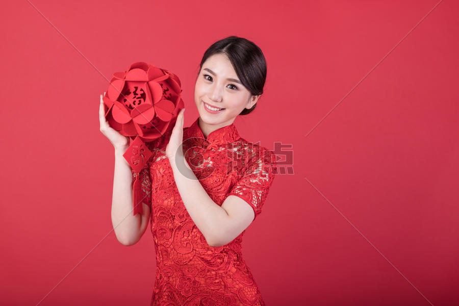 春节手拿福字绣球的美女图片素材免费下载