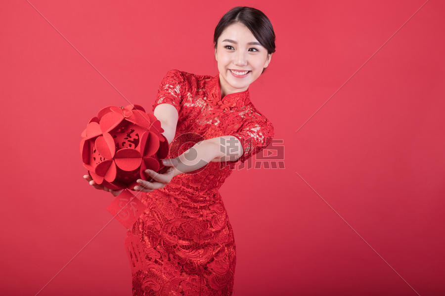 春节手递福字绣球的美女图片素材免费下载