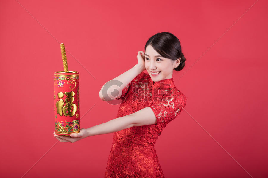 春节手拿福字鞭炮的美女图片素材免费下载