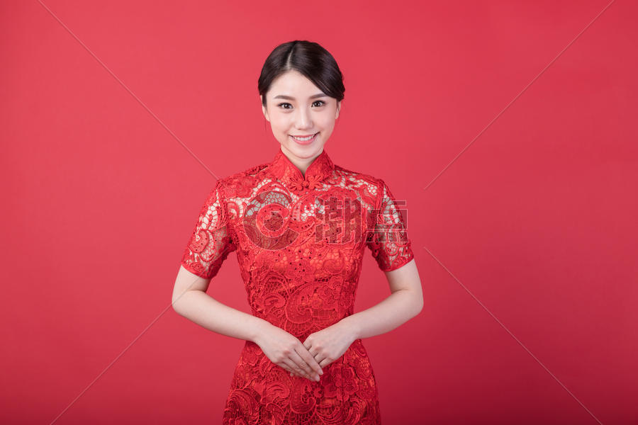 新春身穿旗袍的东方美女图片素材免费下载