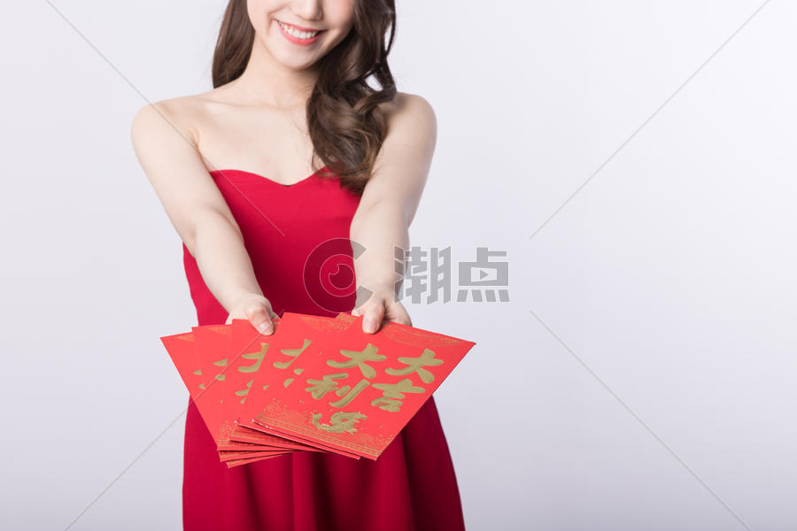 新年手递红包的可爱女孩特写图片素材免费下载
