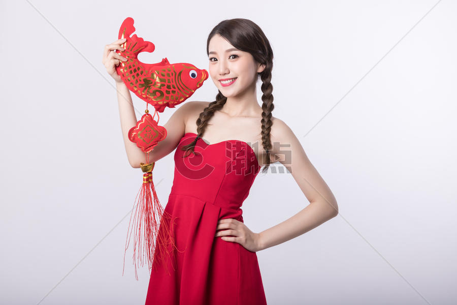 新年手拿福鱼的可爱女孩图片素材免费下载
