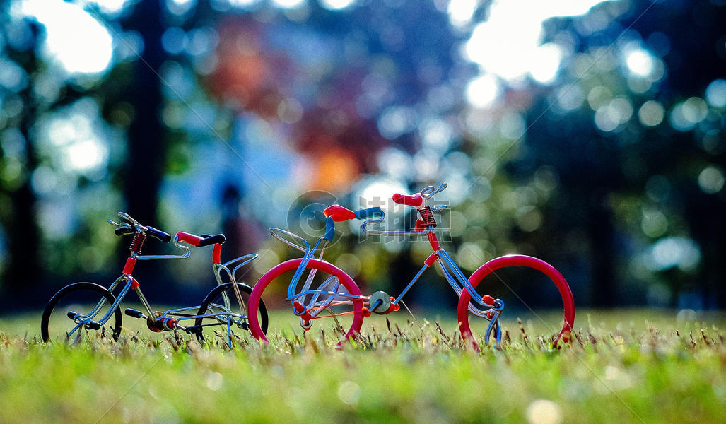 绿色草地上的手工自行车模型玩具图片素材免费下载